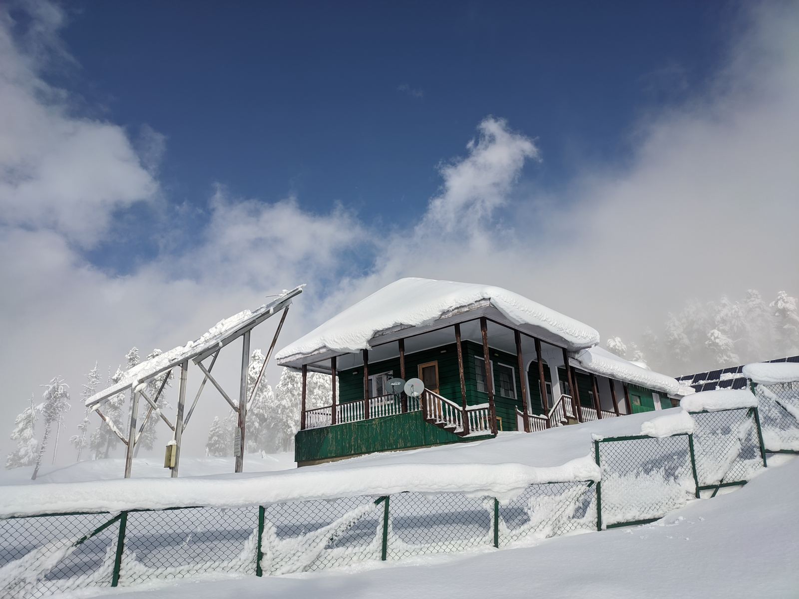 Snow-covered guesthouse in Gulmarg